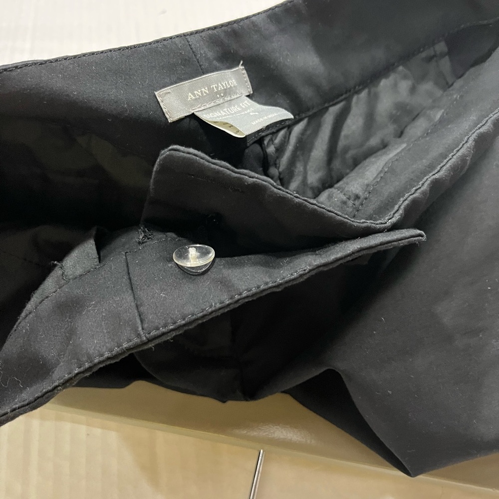 ANN TAYLOR SIGNATURE BLACK SHORTS - Picture 10 of 12